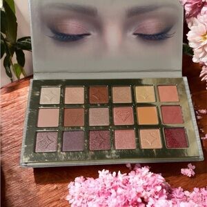 Ellen Tracy Chic Nudes Eyeshadow Palette - Pink, Purple, Cream